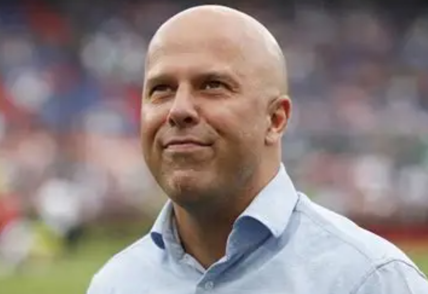 曼聯(lián)客勝利物浦后：阿莫林回應(yīng)斯洛特“大巴”質(zhì)疑