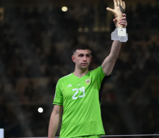 英超賽場(chǎng)：維拉力克曼城，馬丁內(nèi)斯豪情抒懷