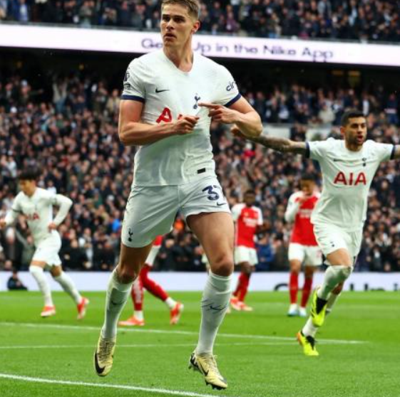 英超賽場：熱刺大勝埃弗頓，范德芬榮膺隊內(nèi)最佳