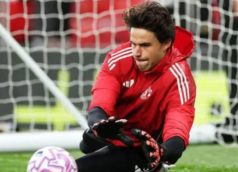 曼聯(lián)戰(zhàn)術(shù)變革：從門將表現(xiàn)看陣型調(diào)整與風格重塑